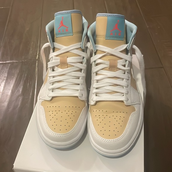 Jordan 1 Mid SE Shoes - Picture 3 of 6